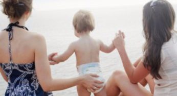 Tribunale di Napoli: è trascrivibile integralmente il certificato di nascita spagnolo di un bambino in cui sono indicate come genitori la madre biologica e sua moglie, entrambe cittadine italiane